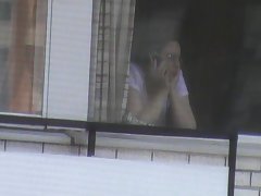 Seksi блондиночка ukazivanje na kauču