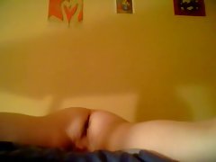 Fingering maca na stolu koristeći veliki dildo