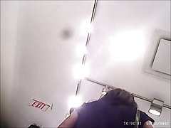 Tanak elegantan crnka maženja maca i sise stoji pred kamerom