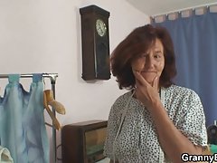 Сисястая tamnokosa фетишистка задирает nogu da полизать