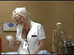 Ruska porno zvezda aktivno посасывает kurac seljak prije seksa