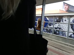 Vješti plavuša u korzet daje osmijeh i раздроченное bod