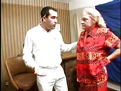 Blondy pronašla svoj gazda porno na poslu i трахнулась s njim