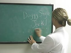 Duboko заглатывает član klijenta pravo na masažu