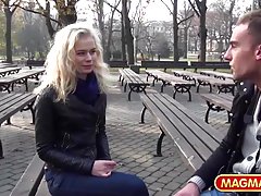 Guy fucks plavuša s velikim grudima