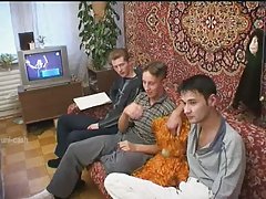 Djevojka кайфует na sljedećem prtljažniku
