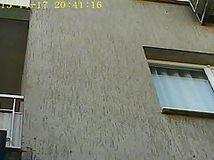 Ruski brineta leži na kauču trbuhom prema dolje i cums