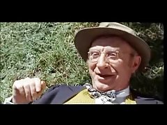 Негритянка надвинула na oči bijelu kapu i sranje super kurac