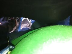Momak подглядывал za госпожой u prozor i bio трахнут anal
