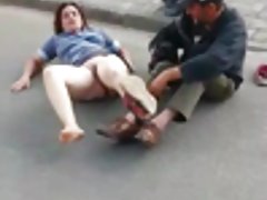 Nakon grupnog seksa dečko ejakulira u usta jedne seksi шлюшке