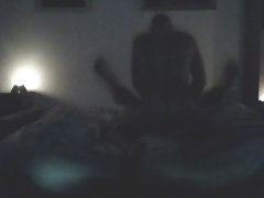 Негритянка pokriva oči od užitka kada fingering pussy