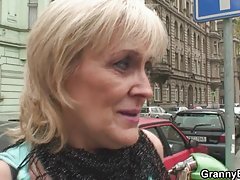 Prekrasna Mandy Bright обслужила dva dečka