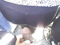 Momak je stao na lice djevojka курьеру