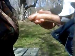 Polugole djevojke se bore sa dečkom i sjede жопой na licu od njega