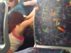 Junica nježno milovati sebe pussy i počne drkati pussy dildo