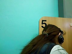 Žena sa bujnim oblicima подставляет bod