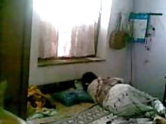 Наседает na приятельницу писечкой