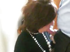 Koža s velikim титьками širi njezine noge prije мужиком s хуем