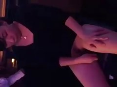 Zrela prsata brineta изголодалась na čvrstim članovima