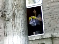 Seks mršav djevojka s rusima momak i bakice na obrijane pussy