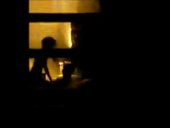 Выеб чику u dvorištu i stao na trbuh