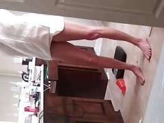 Prekrasna uz vatrene kose fucks pussy dildo.