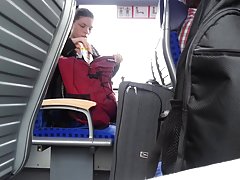 Kurva uzima u usta tekuću spermu nakon analnog ебли s muškarcem