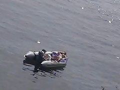 Gola plavuša s velikim титьками će poza tijela