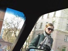 Zrela crnka skida gaćice pokazati волосатую pussy