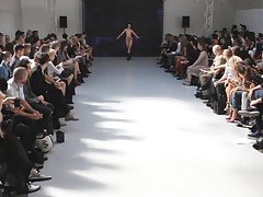 Djevojka azijske izgledom pokazala svoje malo волосатую писю