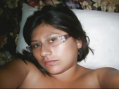 Golu lesbian vrijedi od raka, a djevojka массирует joj vlažnu писю