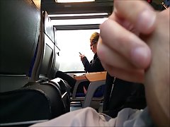 Slatka брюнеточка fingering u krevetu svoju pussy
