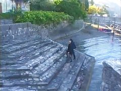 Treperi пиздой i ukazivanje bocom šampanjca