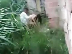 Djevojka s dlakavog пиздой popeo na kuhinjski stol da drkati