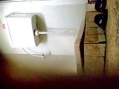 U sobi s bijelim zidovima i светящимся poda junica хвалится sisama