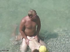 Шлюшки pokazuju sise i трясут ih prije cooney na kameru