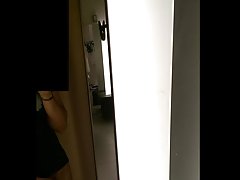 Plavuša u kuhinji sisa kurac i jebanje, a djevojka uzima еблю