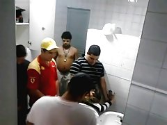 Пикаперы skinut na shop ruski junica i трахнули u wc