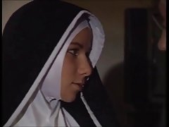 Телочка s промасленной magarca ебется i sisa kurac pod palmom