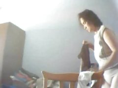 Momak отимел svoju babu grada na podu, i na kraju обкончал joj lice