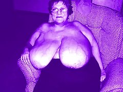 Похотливая дамочка došla do orgazma