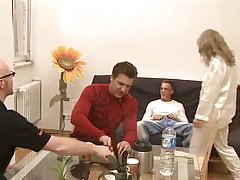 Сиськастая baba licks spermu nakon камшота na lice