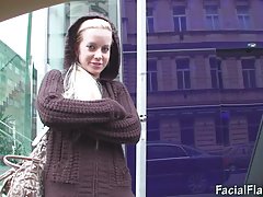 Dude ejakulira u usta crnke nakon jebeni