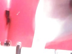Tri gospođe su sjedili na kauču i dopuštaju мужику lizati cipele