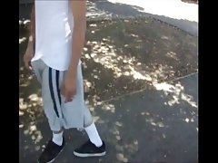 Lijepa mlada djevojka jebanje sa negro na širokom ležaju