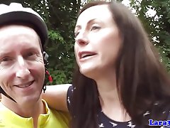 Jebanje mlade шатенку i ejakulira na natječaj magarca